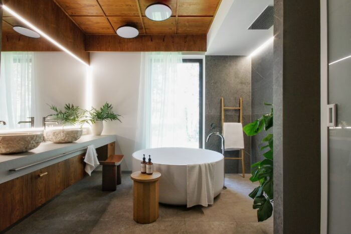 AD – publikacja projektu łazienki z drewnem i wolnostojącą wanną, architekt wnętrz JK+Partners