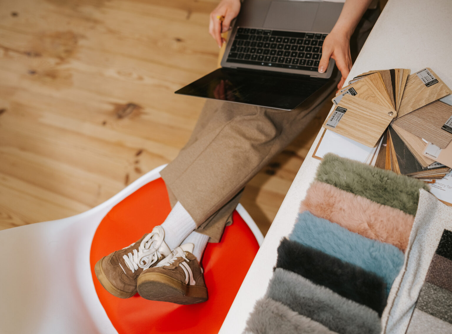 Dobór tkanin i próbek drewna do projektu wnętrza – architekt wnętrz z wyczuciem koloru