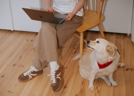 Joanna Kudela pracuje nad projektem wnętrza – architektka wnętrz JK+Partners