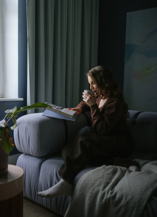 Komfortowy salon w granatowych barwach – wnętrze zaprojektowane pod klucz