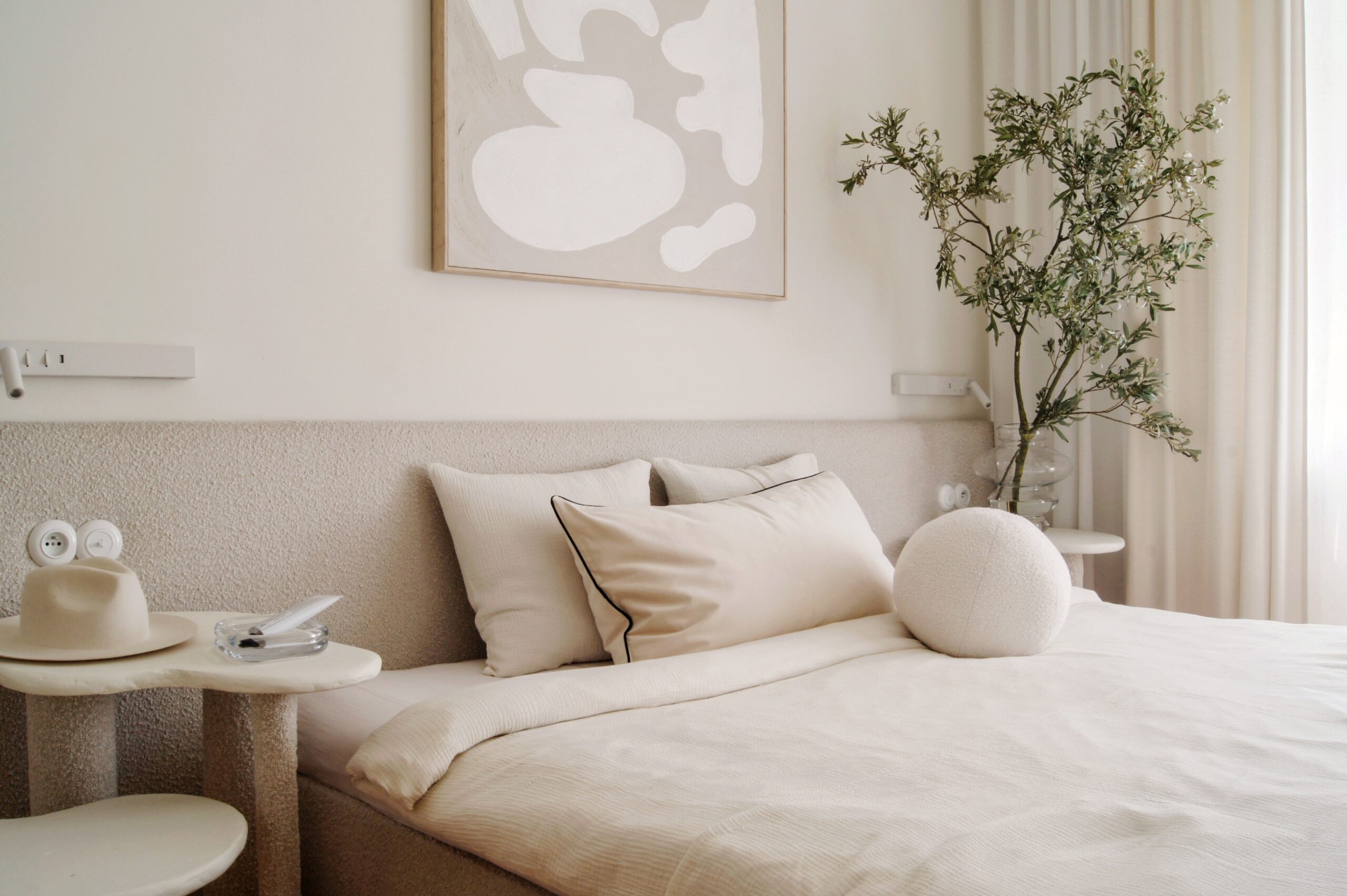 Architektura & Biznes – sypialnia w stylu japandi w ciepłych beżach, projekt wnętrz JK+Partners