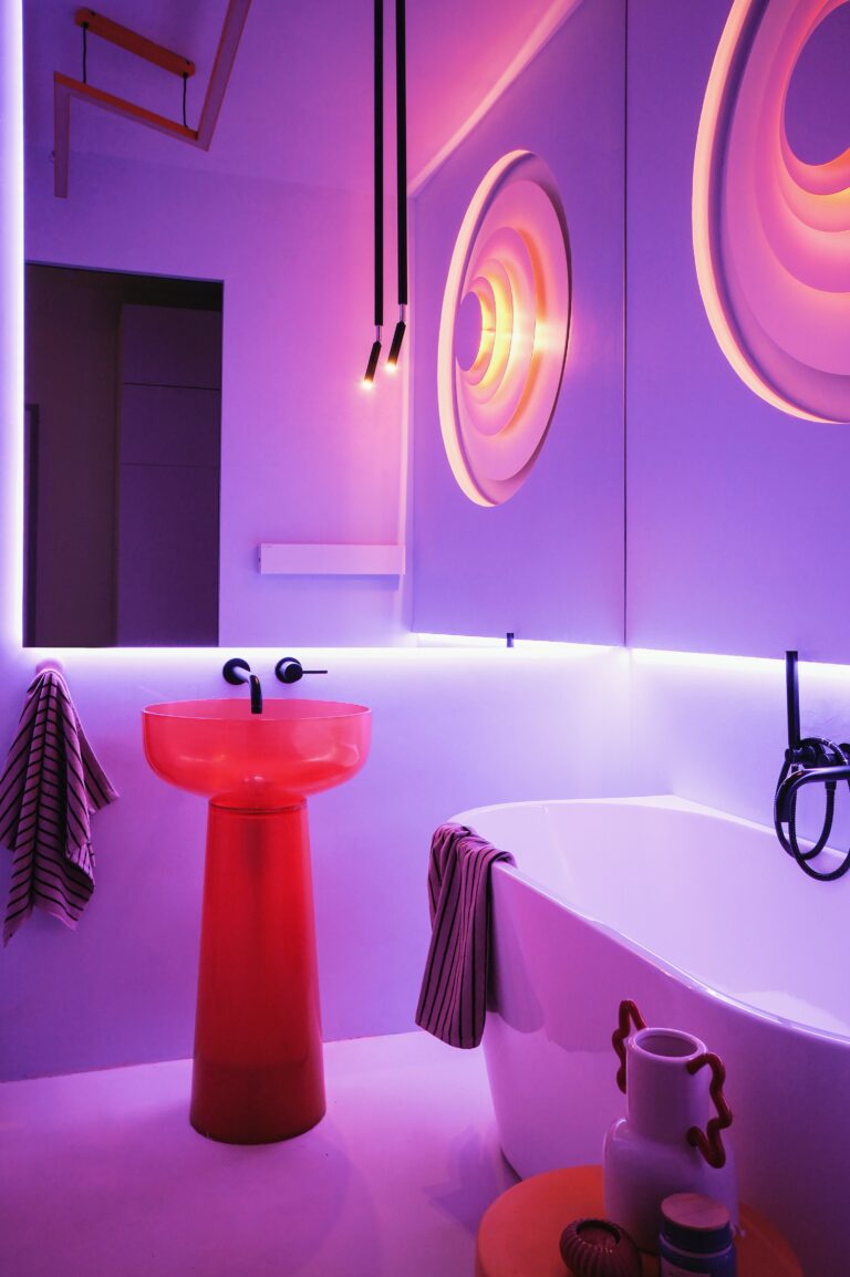 Nowoczesna łazienka z czerwoną umywalką Antonio Lupi i nastrojowym oświetleniem – projektowanie wnętrz
