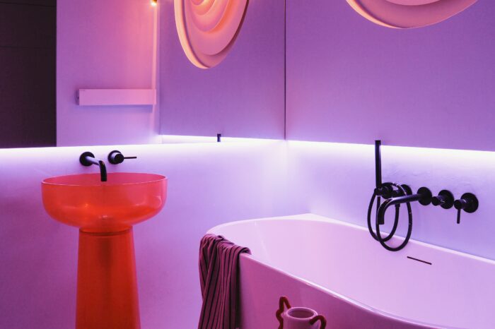 Publikacja PLN Design Group – nowoczesna łazienka z czerwoną umywalką, projekt wnętrz JK+Partners